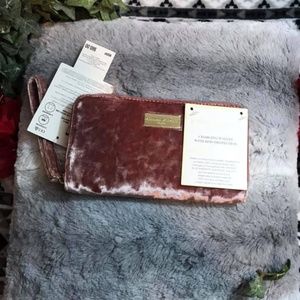 ➻ NWT Adrienne Vittadini Velvet Charging Wallet